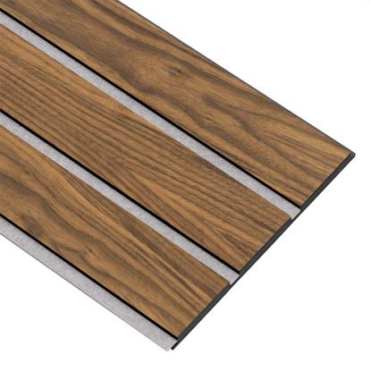 I-Wood Basic 3-lamel akustikpanel, klar olieret, grå filt og sort kerne, valnøddefiner, 17 x 300 mm 