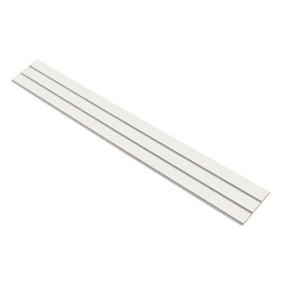 I-Wood Medio+ 3-lamel akustikpanel, hvidmalet, grå filt og lys kerne, folie, 16 x 300 mm