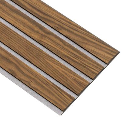 I-Wood Medio+ 4-lamel akustikpanel, klar olieret, grå filt og sort kerne, valnøddefiner, 17 x 300 mm